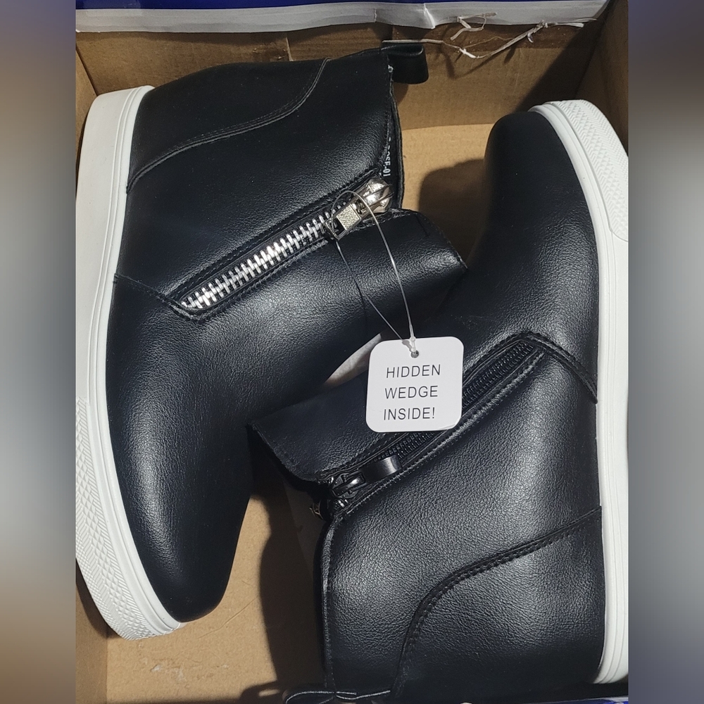 Rouge casual wedge shoe. Black. Size 8
